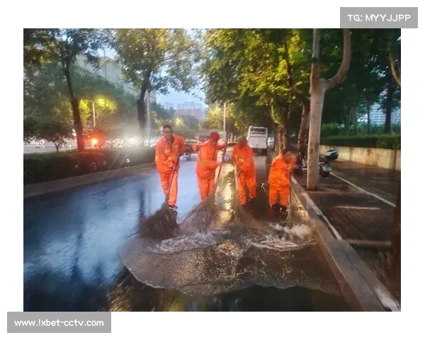 暴雨致赛场积水 成都组委会启动创新吸水装置应急应对 暴雨致赛场积水 成都组委会启动创新吸水装置应急应对