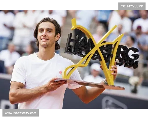 深圳大学队夺冠瞬间,覃予萱高举手臂庆祝生涯首冠 深圳大学队夺冠瞬间,覃予萱高举手臂庆祝生涯首冠