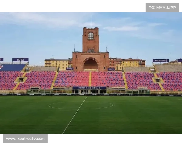 博洛尼亚球迷客场助威声势浩大,雷纳托·达拉拉球场座无虚席 博洛尼亚球迷客场助威声势浩大,雷纳托·达拉拉球场座无虚席