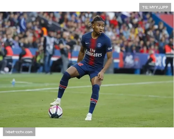 特写镜头：看台上，因伤赛季报销的恩昆库为老东家莱比锡的进球振臂高呼。